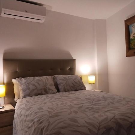 Reyes Apartment โมนาชิล ภายนอก รูปภาพ